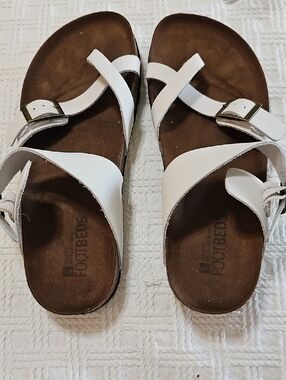 White Mountain Women's White Leather Crossover Sandals with Buckle